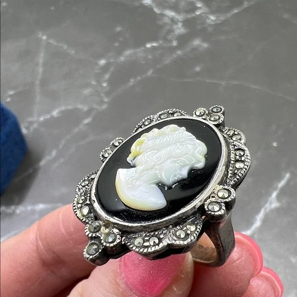 Vintage Sterling Mother of Pearl Cameo Black Onyx Ring - Picture 5 of 10